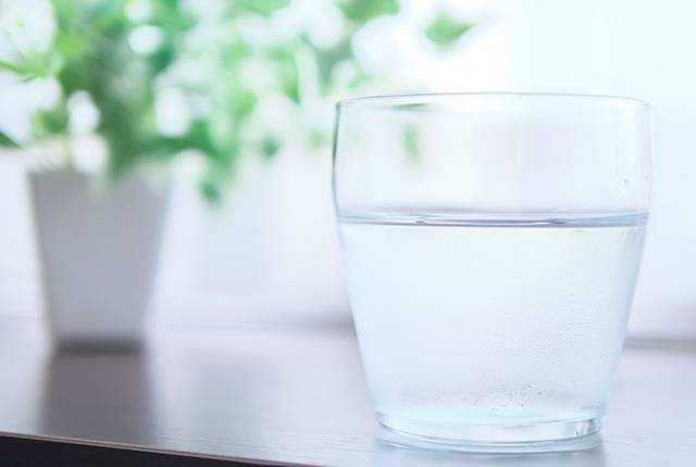 水の入ったコップ