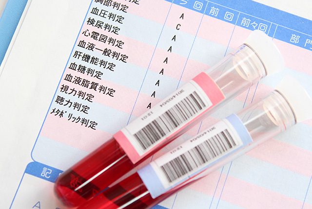 採血管と健康診断結果の用紙